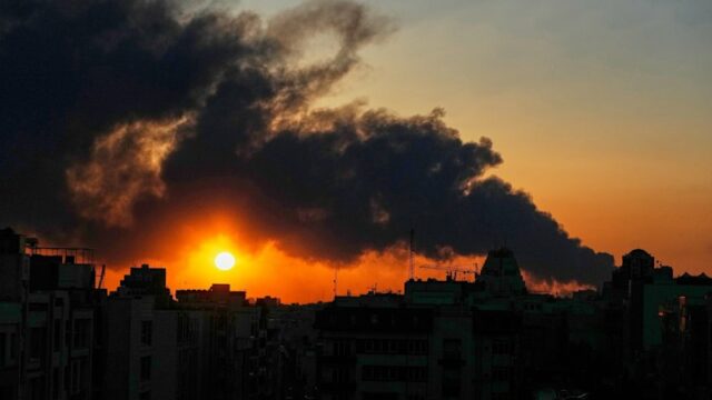 Atualizações ao vivo da guerra EUA-Irã: ativos dos EUA no Golfo visados; Chalmers alerta para um impacto económico substancial; Filho de Khamenei é cotado para ser o próximo líder supremo
