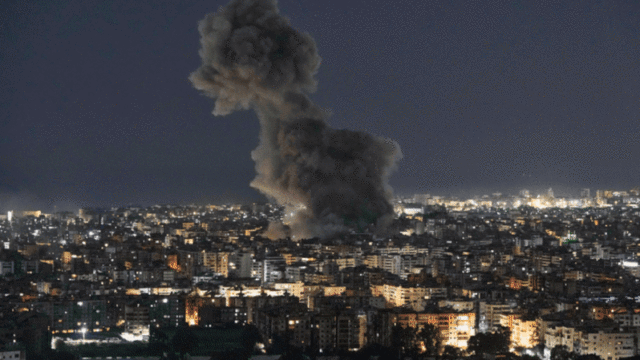 Atualizações ao vivo da guerra EUA-Irã: navio de guerra iraniano afundado por torpedo dos EUA; Os voos de repatriação australianos continuam
