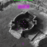 Trabalhadores de emergência em um prédio residencial danificado em uma greve em Teerã.