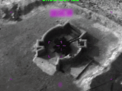 Atualizações ao vivo da guerra EUA-Irã: o Irã nega ter pedido negociações a Trump enquanto a guerra continua; Israel atacou com uma nova onda de ataques; Mais quatro jogadoras de futebol iranianas retiram seu pedido de asilo para permanecer na Austrália Trabalhadores de emergência em um prédio residencial danificado em uma greve em Teerã.