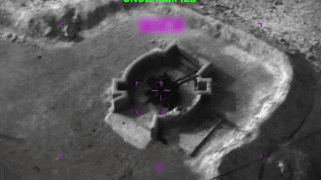 Trabalhadores de emergência em um prédio residencial danificado em uma greve em Teerã.