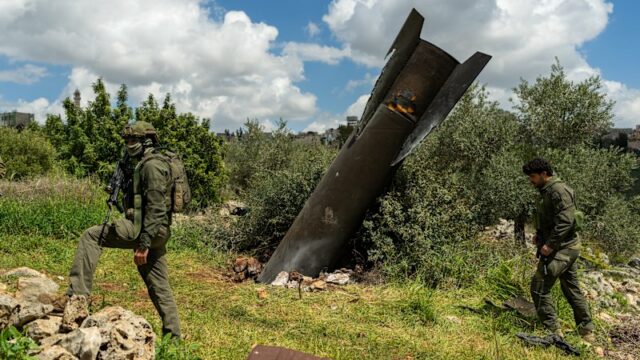 Uma cratera deixada por um míssil iraniano na segunda-feira em Tel Aviv, Israel.
