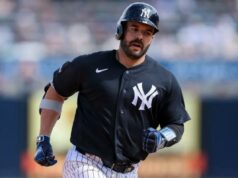 Austin Wells, dos Yankees, marca o primeiro home run da primavera antes da saída do WBC Austin Wells contornou as bases depois de acertar um home run de duas corridas na sexta entrada da vitória dos Yankees por 5 a 1 no treinamento de primavera sobre os Blue Jays no George M. Steinbrenner Field em 28 de fevereiro de 2026.