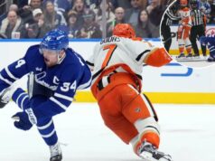 Auston Matthews, do Maple Leafs, se machucou em ‘jogo sujo’ do polêmico atleta olímpico Toronto Maple Leafs Auston Matthews (34) é ferido por Anaheim Ducks Radko Gudas (7) durante um jogo de hóquei.
