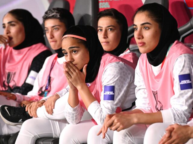 Austrália concede asilo a mais 2 integrantes da seleção iraniana de futebol feminino
