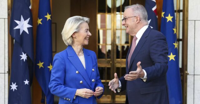A presidente da Comissão Europeia, Ursula von der Leyen, reúne-se com o primeiro-ministro Anthony Albanese no Parlamento em Canberra na terça-feira, 24 de março de 2026.