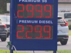 Australianos dispostos a trabalhar em casa à medida que os preços da gasolina atingem novos máximos surpreendentes Gasolina vendida por 299,9 centavos o litro em 6 de março de 2026.