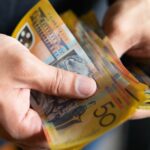 O Tesoureiro Dr. Jim Chalmers dirige-se à mídia em uma conferência de imprensa no Parlamento em Canberra na quarta-feira, 26 de novembro de 2025.