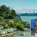 O autor americano Brian Doherty de terno e gravata, falando com a mão levantada.