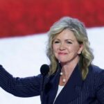 Capa vermelha do código Wynton Hall