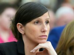 Autor de livros infantis Kouri Richins culpado pela morte por overdose do marido em 2022 GettyImages-2252432404-erika-kirk