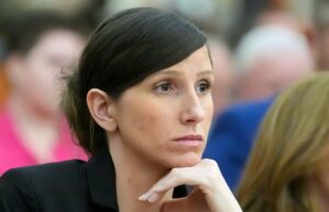 Autor de livros infantis Kouri Richins culpado pela morte por overdose do marido em 2022 GettyImages-2252432404-erika-kirk