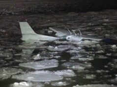 Avião decolando de Long Island cai no gelado rio Hudson durante pouso de emergência Uma aeronave Cessna 172 caiu no rio Hudson, cercada por pedaços de gelo.