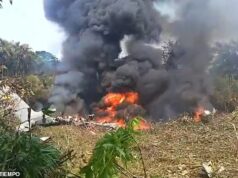 Avião militar colombiano que transportava 125 pessoas cai: um milagre quando dezenas são retiradas vivas dos destroços em chamas A aeronave, um Hércules C-130 usado para transporte de tropas, caiu perto da cidade de Puerto Leguizamo, na província de Putumayo. Crédito: X/@ELTIEMPO