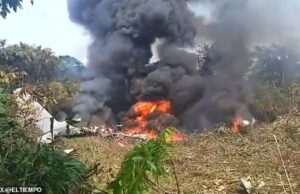 Avião militar colombiano que transportava 125 pessoas cai: um milagre quando dezenas são retiradas vivas dos destroços em chamas A aeronave, um Hércules C-130 usado para transporte de tropas, caiu perto da cidade de Puerto Leguizamo, na província de Putumayo. Crédito: X/@ELTIEMPO