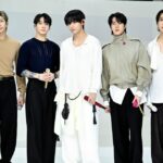 BTS posa atrás deles