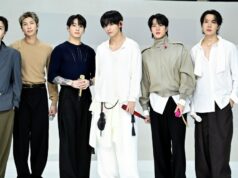BTS anuncia locais para datas da América Latina para a turnê mundial de 2026 ‘Arirang’ BTS posa atrás deles