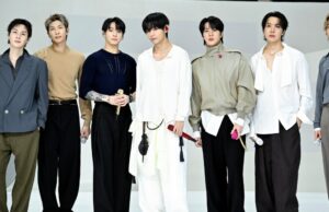 BTS anuncia locais para datas da América Latina para a turnê mundial de 2026 ‘Arirang’ BTS posa atrás deles