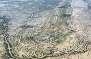 Baixas tropicais colocam NT em alerta de grande enchente, Queenslanders na fila para encharcamento de três dias Inundações em Queensland