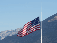 Bandeiras ordenadas para serem hasteadas com metade do mastro em seis estados hoje, neste fim de semana American flag at half staff on September 11, 2025 in Orem, Utah - file image