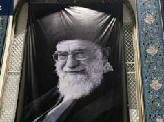 ‘Bandidos do mundo’: Na Indonésia, o ressentimento sobre a guerra do Irão está em todo o lado Uma bandeira gigante de Khamenei esticada sobre uma das janelas do Centro Cultural Islâmico.