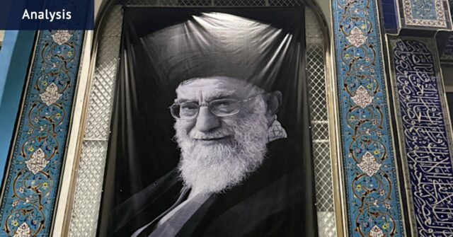 Uma bandeira gigante de Khamenei esticada sobre uma das janelas do Centro Cultural Islâmico. 