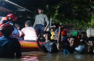 Banjir Rendam 8 RW de Ciracas Jaktim, Ketinggian Capai 1.7 metros Banjir Rendam 8 RW de Ciracas Jaktim, Ketinggian Capai 1.7 metros
