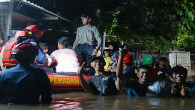 Banjir Rendam 8 RW de Ciracas Jaktim, Ketinggian Capai 1.7 Banjir Rendam 8 RW de Ciracas Jaktim, Ketinggian Capai 1.7 metros