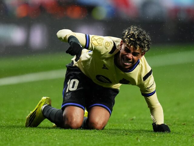 O atacante inglês nº 22 do Atlético de Madrid, Ademola Lookman, marca o terceiro gol de seu time durante a partida de ida da semifinal da Copa del Rey da Espanha (Taça do Rei) entre o Club Atlético de Madrid e o FC Barcelona no Estádio Metropolitano de Madrid em 12 de fevereiro de 2026. (Foto de Oscar DEL POZO / AFP)