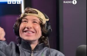 Barry Keoghan finalmente revela como dizer seu sobrenome – mas os fãs dizem que é ele quem está pronunciando errado Barry Keoghan finalmente esclareceu como pronunciar seu sobrenome ao aparecer no Breakfast Show da BBC Radio One na quarta-feira