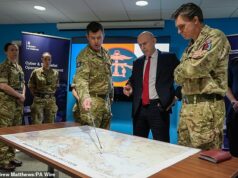 Base do Reino Unido no Iraque está sob ataque de enxame de drones iranianos: segundo de defesa diz que ‘as mãos ocultas de Putin’ estão ajudando Teerã depois que tropas dos EUA foram feridas em ataque O secretário de Defesa, John Healey, recebe instruções ao se encontrar com militares durante uma visita ao Quartel-General Conjunto Permanente na RAF Northwood, em Hertfordshire, hoje.