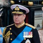 Andrew e suas filhas, a princesa Eugenie (à esquerda) e a princesa Beatrice deixam a Abadia de Westminster após o casamento do príncipe William com Catherine Middleton em Londres em 2011.