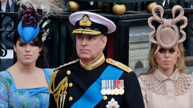 Andrew e suas filhas, a princesa Eugenie (à esquerda) e a princesa Beatrice deixam a Abadia de Westminster após o casamento do príncipe William com Catherine Middleton em Londres em 2011.