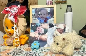 Bebê de um ano morre após engasgar com unha postiça Uma autópsia revelou que a causa da morte de Dante Valentín Bermudes Rumi foi asfixia, resultante do alojamento de dois objetos estranhos em suas vias respiratórias