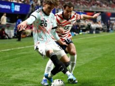 Bélgica goleia os EUA por 5 a 2; México x Portugal termina 0 a 0 em amistosos de futebol Weston McKennie (8), dos Estados Unidos, marca contra o goleiro belga Senne Lammens durante o primeiro tempo de um amistoso internacional de futebol, sábado, 28 de março de 2026, em Atlanta. (Foto AP/Mike Stewart)