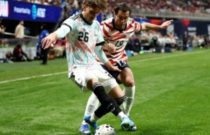 Bélgica goleia os EUA por 5 a 2; México x Portugal termina 0 a 0 em amistosos de futebol Weston McKennie (8), dos Estados Unidos, marca contra o goleiro belga Senne Lammens durante o primeiro tempo de um amistoso internacional de futebol, sábado, 28 de março de 2026, em Atlanta. (Foto AP/Mike Stewart)