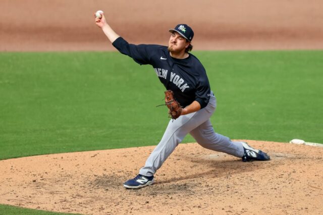 Ben Hess lançando para o New York Yankees.