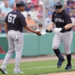 O homem da primeira base dos Yankees, Ben Rice (22), contorna a segunda base depois de fazer um home run solo na quinta entrada contra o Boston Red Sox no JetBlue Park em Fenway South.
