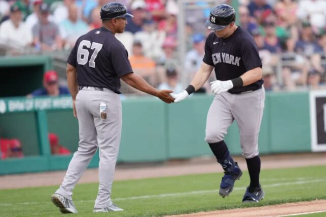 O homem da primeira base dos Yankees, Ben Rice (22), contorna a segunda base depois de fazer um home run solo na quinta entrada contra o Boston Red Sox no JetBlue Park em Fenway South.