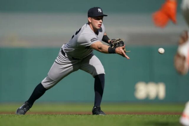 O jogador da primeira base dos Yankees, Ben Rice (22), vira a bola para o primeiro lugar para registrar uma eliminação contra o San Francisco Giants no primeiro inning no Oracle Park. 