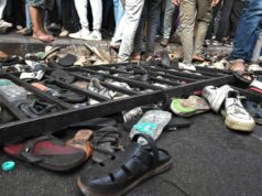 Bengaluru, campeão do IPL, manterá 11 assentos vazios em homenagem à debandada de mortos Bengaluru, campeão do IPL, manterá 11 assentos vazios em homenagem à debandada de mortos