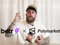 Betr de Jake Paul faz parceria com Polymarket para lançar mercados de previsão dentro do aplicativo A Betr de Jake Paul faz parceria com a Polymarket para lançar mercados de previsão dentro do aplicativo. Jake Paul está sentado em uma mesa segurando um telefone enquanto os logotipos Betr e Polymarket aparecem na tela, anunciando uma parceria entre o aplicativo de apostas e a plataforma de mercado de previsão.