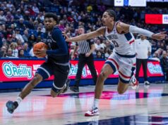 Big East Team perde o artilheiro para o Portal após perder o torneio da NCAA KJ Lewis drives against Jayden Ross of UConn Huskies