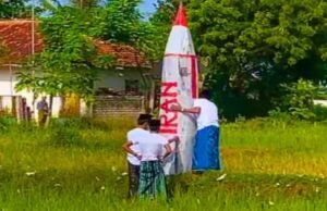 Bikin Heboh, ‘Rudal Irã’ Diluncurkan de Pamekasan Usai Salat Idul Fitri Bikin Heboh, 'Rudal Irã' Diluncurkan de Pamekasan Usai Salat Idul Fitri