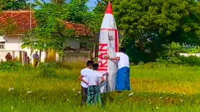 Bikin Heboh, 'Rudal Irã' Diluncurkan de Pamekasan Usai Salat Idul Bikin Heboh, 'Rudal Irã' Diluncurkan de Pamekasan Usai Salat Idul Fitri