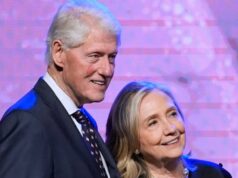 Bill Clinton se distancia de Epstein em vídeos divulgados de seu depoimento na semana passada Maxwell e Epstein com Clinton na Casa Branca em 1993.