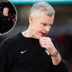 O técnico do Chicago Bulls, Billy Donovan, conversa com o atacante Jalen Smith (25) durante o segundo tempo contra o Memphis Grizzlies.