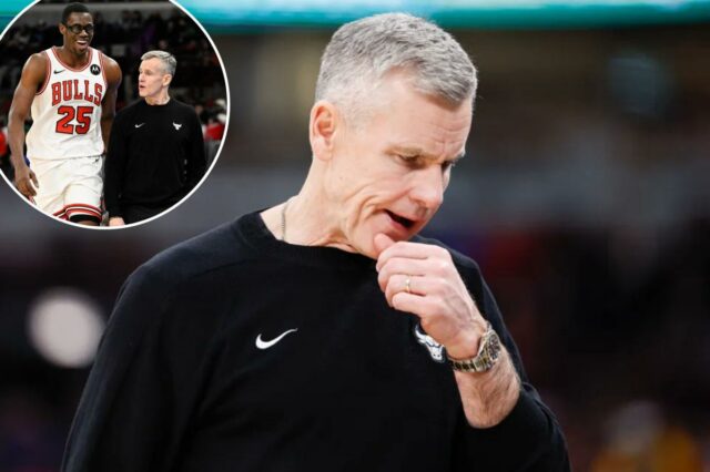 O técnico do Chicago Bulls, Billy Donovan, conversa com o atacante Jalen Smith (25) durante o segundo tempo contra o Memphis Grizzlies.