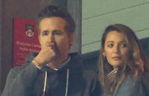 Blake Lively Packs no PDA com o marido Ryan Reynolds no Wrexham Game GettyImages-2265280556 Blake Lively Packs no PDA com o marido Ryan Reynolds no País de Gales
