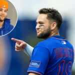 Bo Bichette caminhando até o banco de reservas após ficar de castigo.